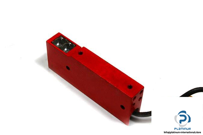 leuze-rk-724-200-photoelectric-retro-reflective-sensor3_675x450