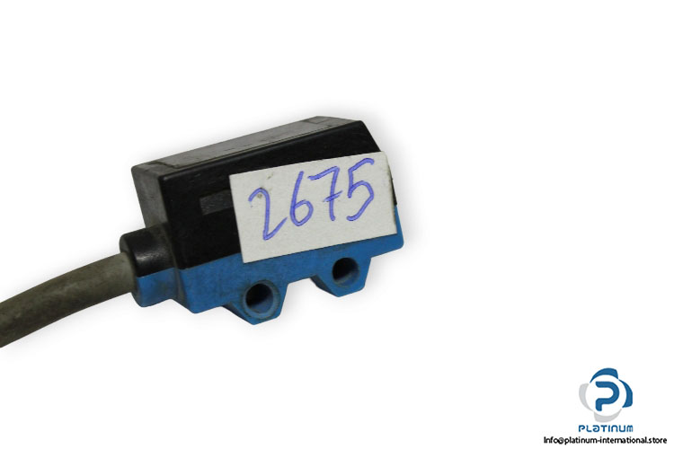 sick-we5-p132-safety-photoelectric-sensor-used-2