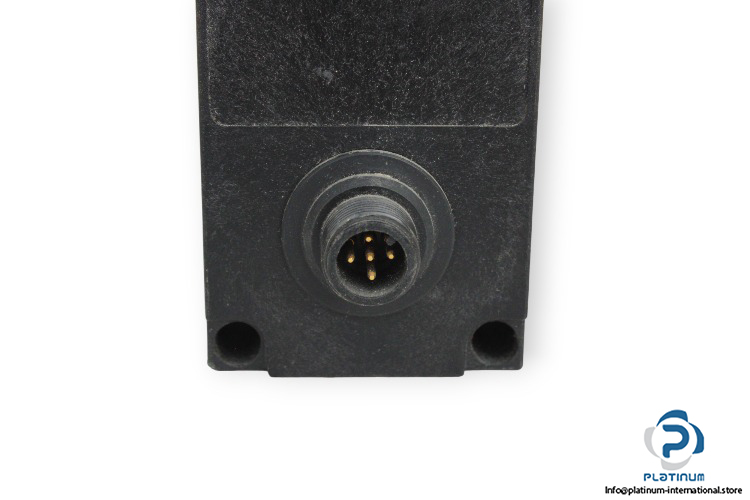 telemecanique-xue5aa2nm12-photoelectric-sensor-used-2