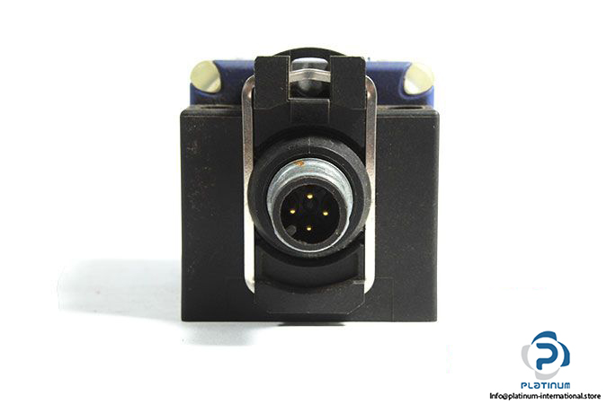 telemecanique-xs8c2a4pcm12-inductive-sensor-2