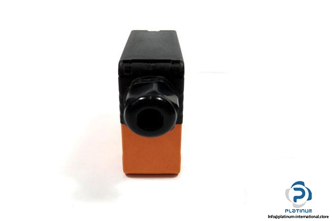 ifm-oa0108-photoelectric-diffuse-reflection-sensor5_675x450