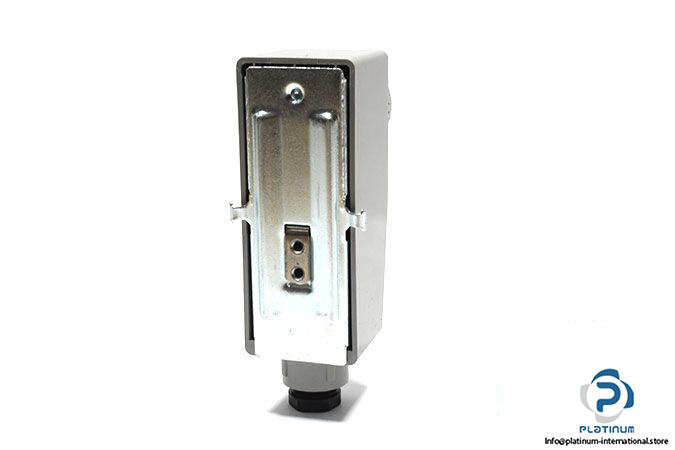caleffi-621000-adjustable-contact-thermostat-1