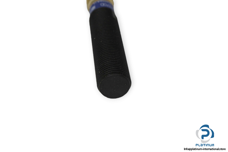 telemecanique-XS4-P12PA370D-inductive-sensor-new-2