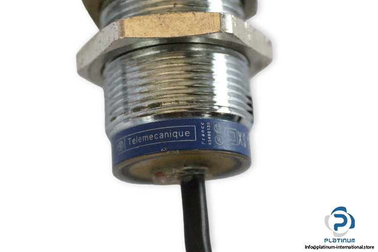 telemecanique-XS1N30PA340-inductive-sensor-(Used)-1