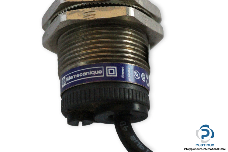 telemecanique-XSA-V11373-inductive-sensor-(Used)-3