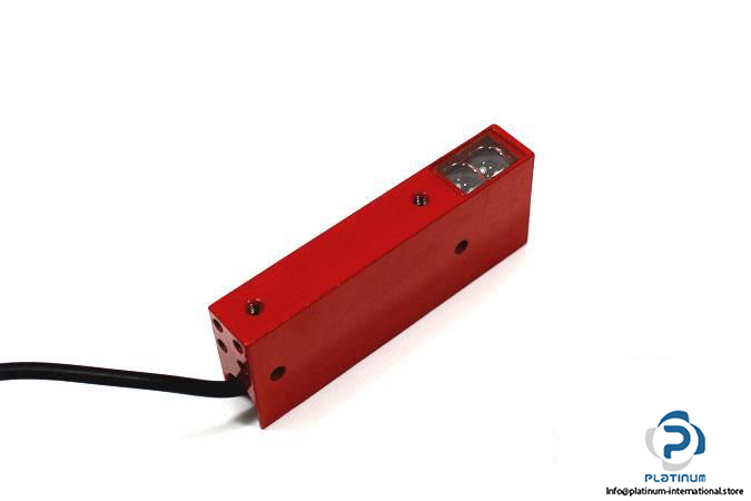 leuze-rk-724-photoelectric-retro-reflective-sensor3_675x450
