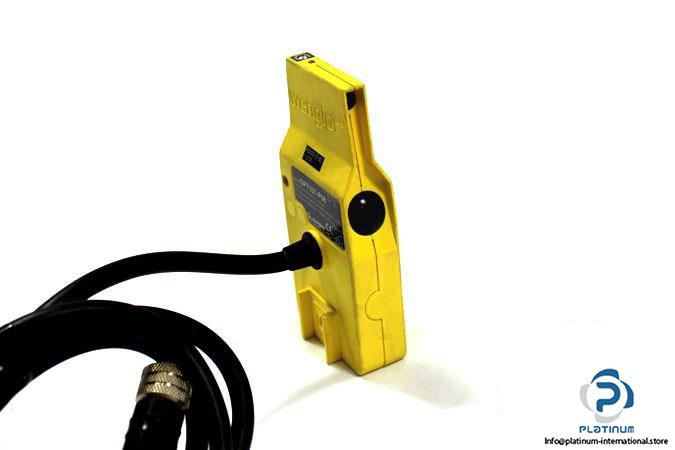 wenglor-opt107-p06-photoelectric-retro-reflex-sensor3_675x450