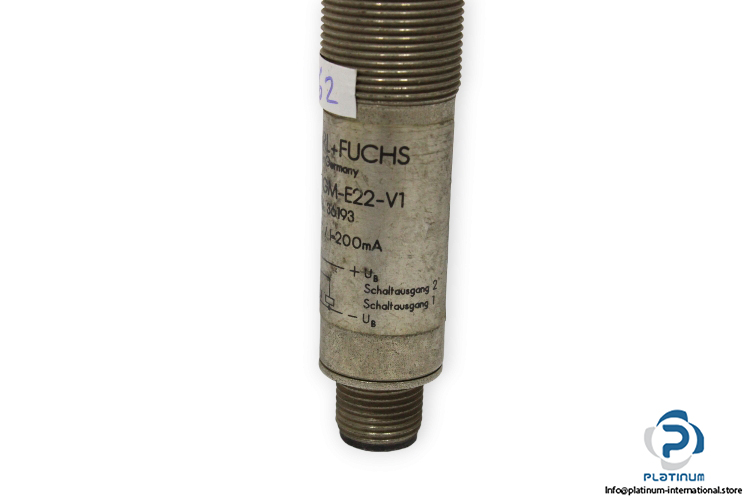 pepperl-fuchs-UB300-18GM-E22-V1-ultrasonic-sensor-used-3