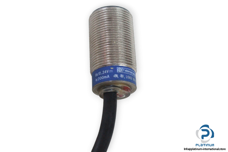 telemecanique-XS1-N18PA340-inductive-proximity-sensor-new-3