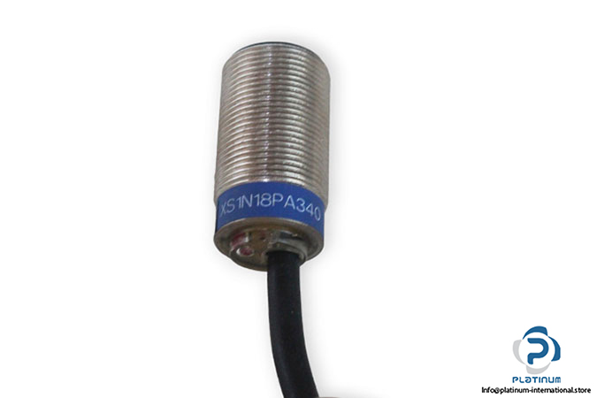 telemecanique-XS1-N18PA340-inductive-proximity-sensor-new-4