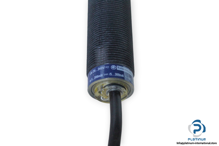 telemecanique-XS4-P18MA230-inductive-proximity-sensor-new-4