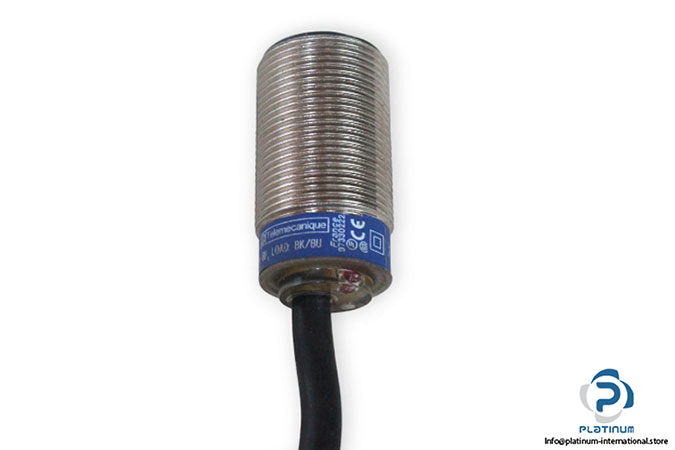 telemecanique-XS1-N18PA340-inductive-proximity-sensor-new-5