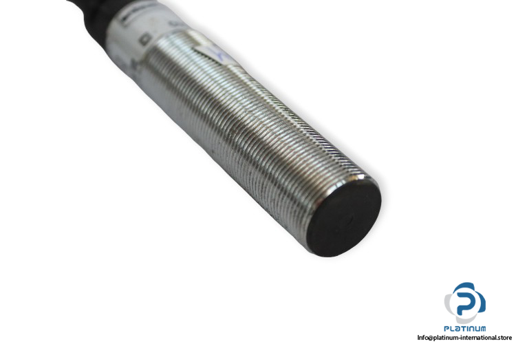 telemecanique-XSA-A05010-inductive-sensor-(new)-1