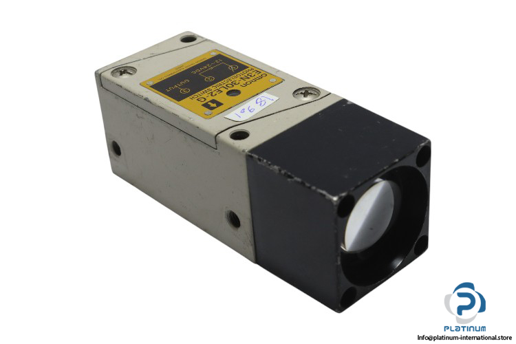 omron-E3N-30LE2-G-diffuse-reflection-photoelectric-sensor-(used)-1