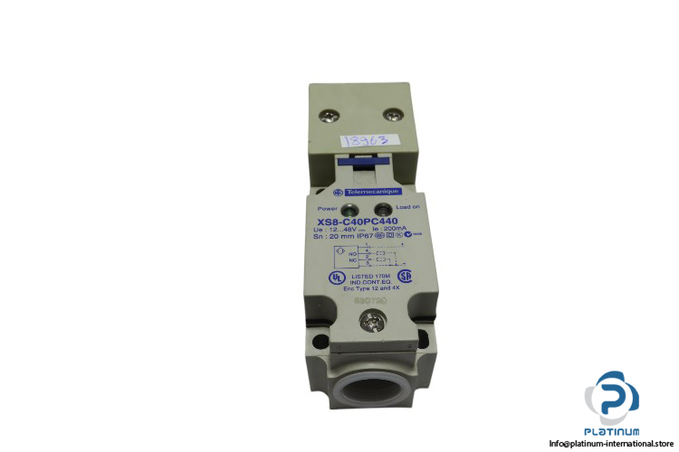 telemecanique-XS8-C40PC440-inductive-sensor-(used)-1
