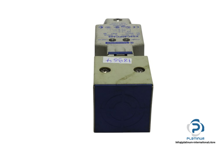 telemecanique-XS8C40PC449-inductive-sensor-(used)-1