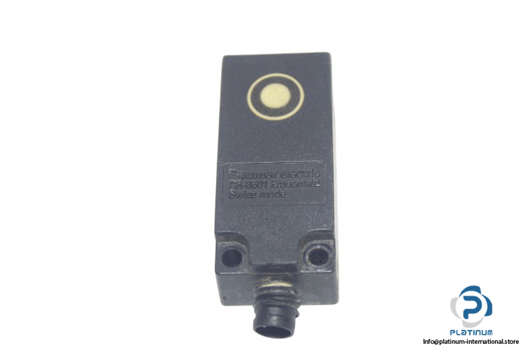 baumer-UNDK-20U6914_S35A-ultrasonic-distance-measuring-sensor-used-2
