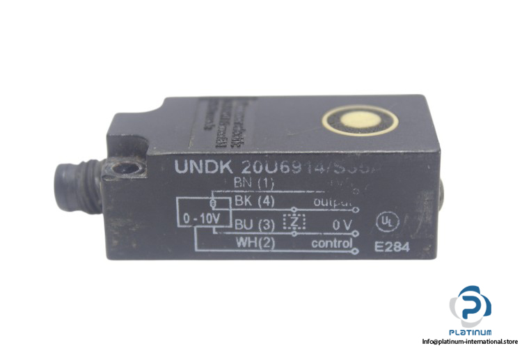 baumer-UNDK-20U6914_S35A-ultrasonic-distance-measuring-sensor-used-3