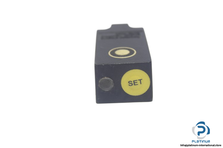 baumer-UNDK-20U6914_S35A-ultrasonic-distance-measuring-sensor-used-4