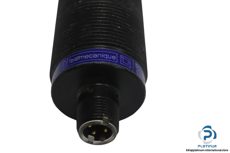 telemecanique-XS1M30PAW01D-inductive-sensor-(used)-3