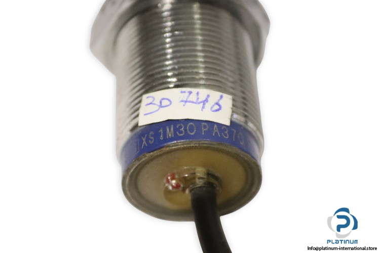 telemecanique-xs1m30pa370-inductive-sensor(used)-1