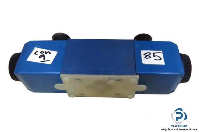 vickers-dg4v-3-6c-vm-u-c6-60-solenoid-operated-directional-valves4_675x450