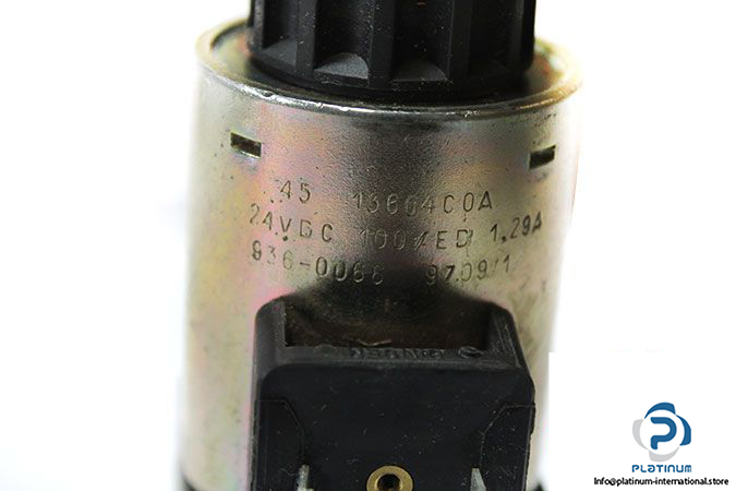 denison-4d01-p111-0201-b1g-directional-control-valve-2
