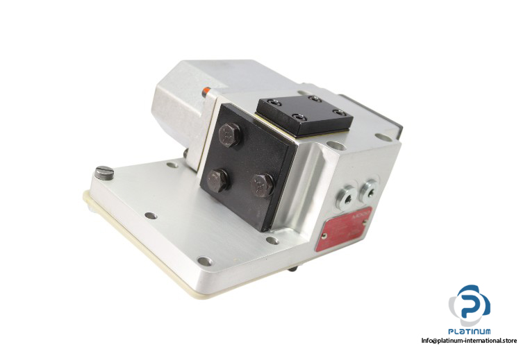 moog-D062-512F-W09ATFMANBRM-servo-valve-(New)-1
