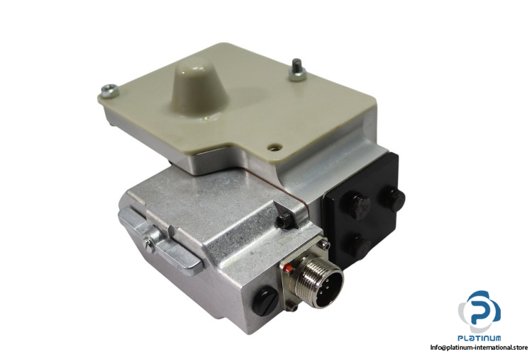 moog-D062-512F-W09ATFMANBRM-servo-valve-(New)-2