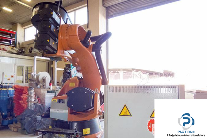 kuka-kr-210-l-180-2-2000-industrial-robot4_675x450