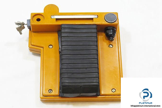 robonum-hand-control-panel-3_675x450
