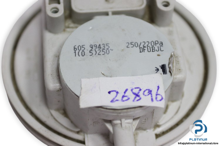 huba-control-605.99435-pressure-switch-(used)-1