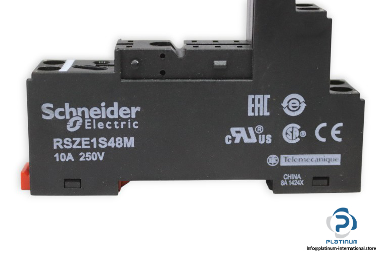 schneider-RSZE1S48M-socket-(used)-1