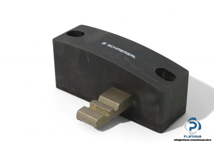 schmersal-AZ-AZM-200-B1-LT-solenoid-interlock(used)-1