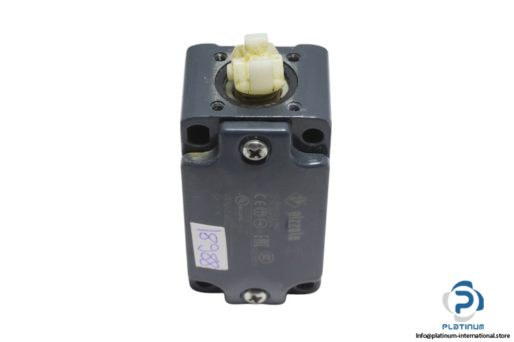 pizzato-FD-1879-safety-switch-(used)-1