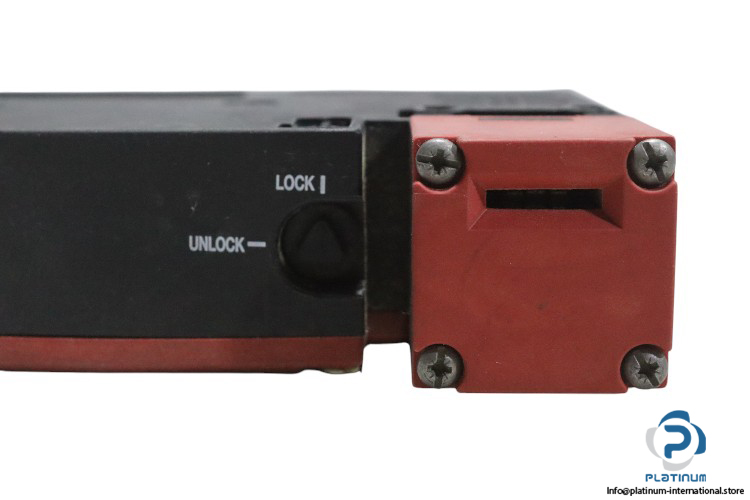 telemecanique-XCS-TE7311-safety-switch-(new)-3