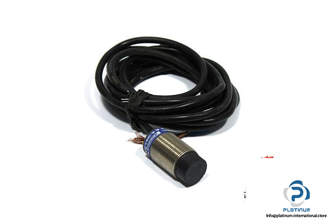telemecanique-XS2N18PA340-inductive-proximity-sensor