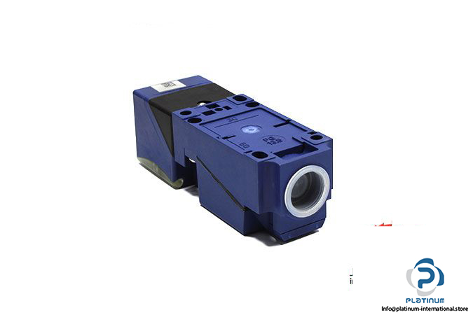 telemecanique-xs9c4a2a1g13scp-inductive-sensor-2