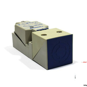 Telemecanique XS8C40FP260 Inductive Sensor