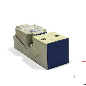 Telemecanique XS8C40FP260 Inductive Sensor