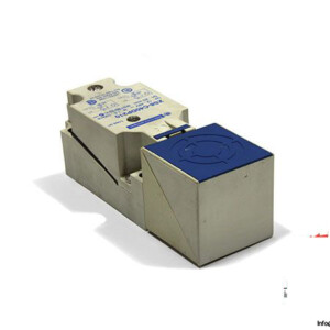 telemecanique-XS8-C40DP210-inductive-sensor