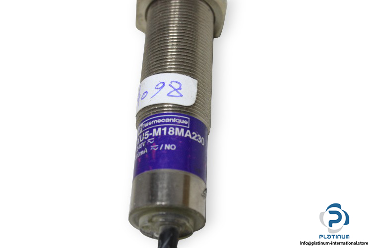 telemecanique-xu5-m18ma230-photoelectric-sensor-used-1