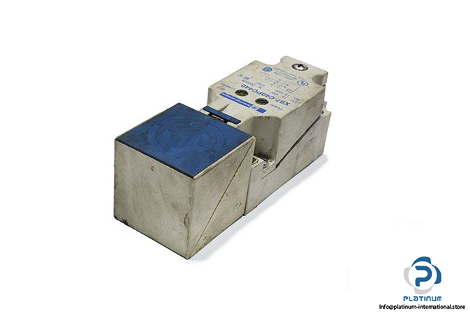 telemecanique-XS7C40PC440-inductive-sensor