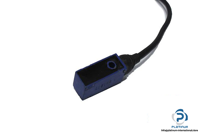 telemecanique-xs7j1a1pbl2-inductive-sensor-1
