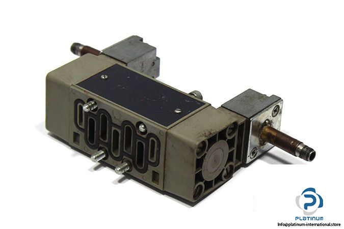 bosch-0-820-024-502-double-solenoid-valve-1