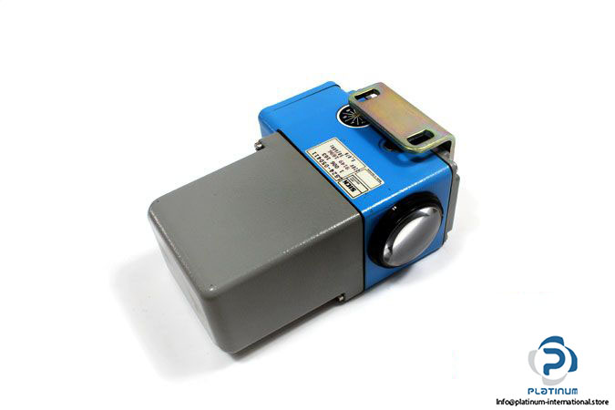 sick-ls24-050411-photoelectric-sensor-2