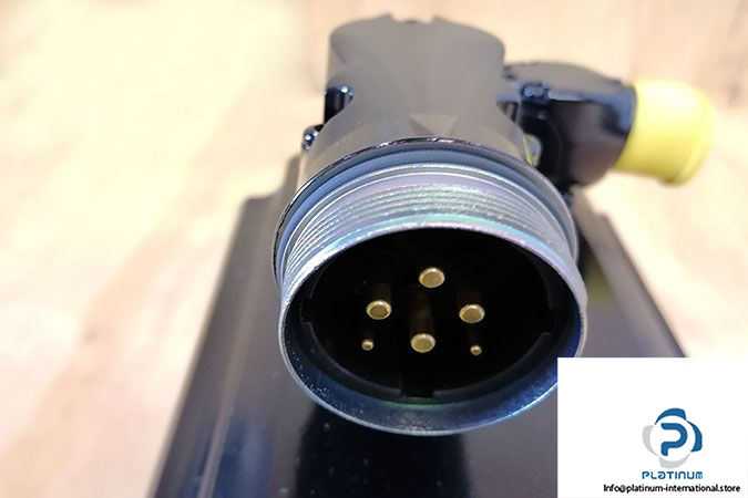 schneider-sh140_30270_0_1_00_00_00_10_03-servo-motor-3