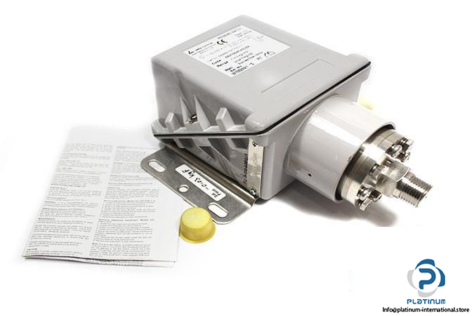 DELTA-CONTROLS-5S210GACH2J2A-VACUUM-PRESSURE-SWITCH_675x450.jpg