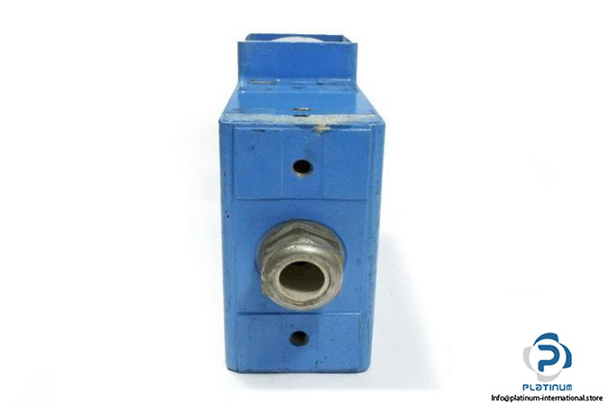 SICK-WL25-123-PHOTOELECTRIC-RETRO-REFLECTIVE-SENSOR4_675x450.jpg