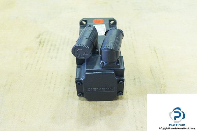 SIEMENS-1FK7034-5AF21-1TA3-SERVO-MOTOR4_675x450.jpg